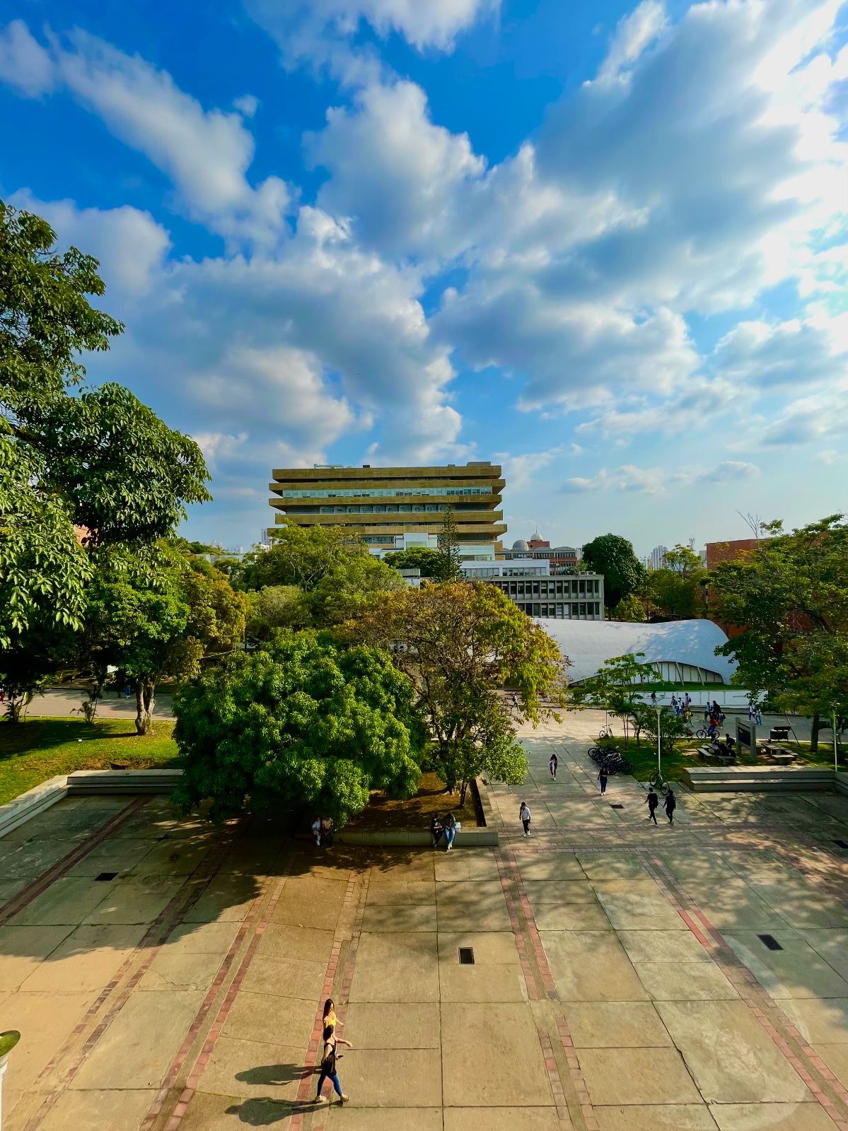 Imagen con el fondo del Edificio Ciencias Humanas II