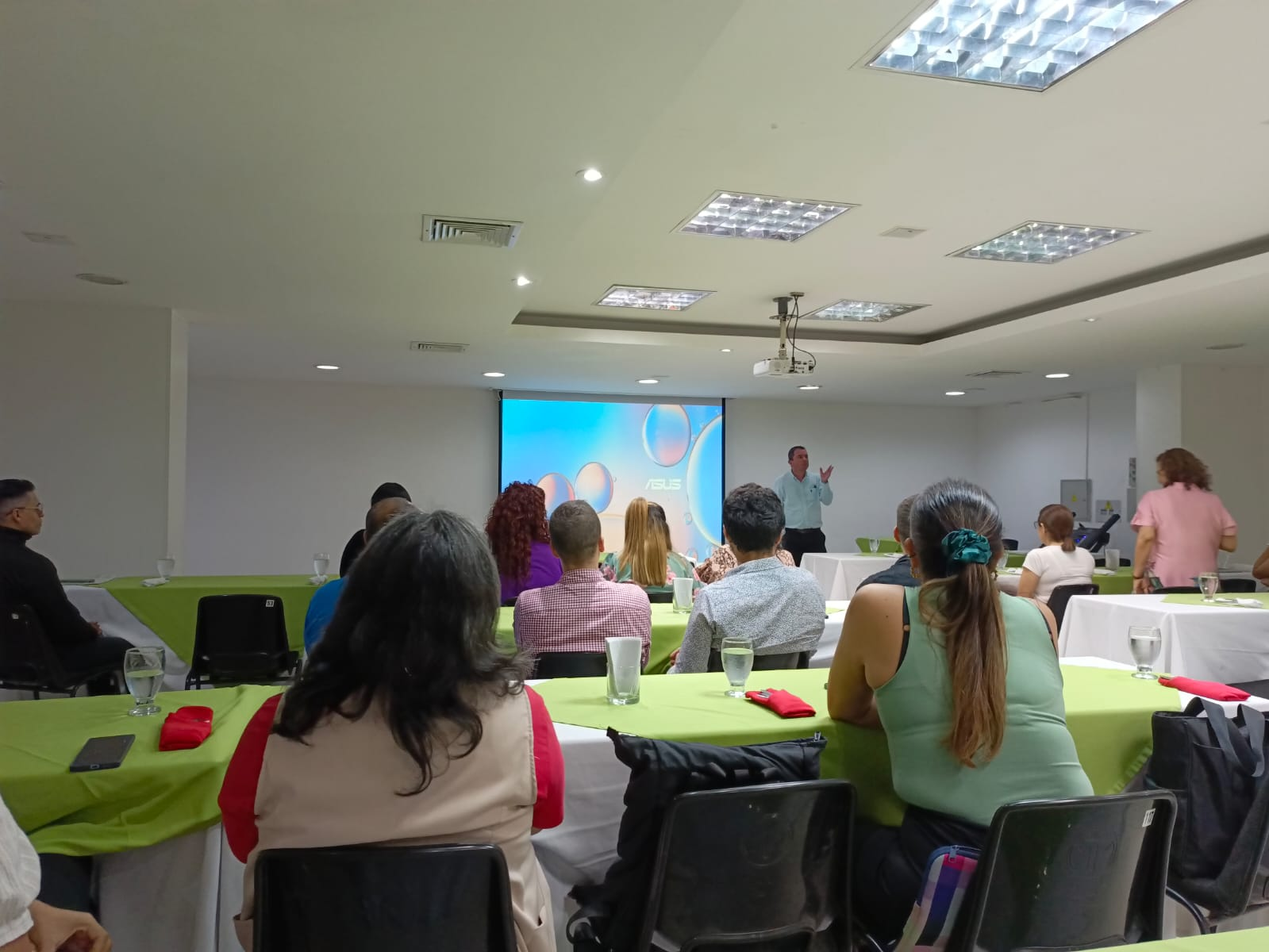Juan Camilo Lesmez, director de la División de Talento Humano, saludando.