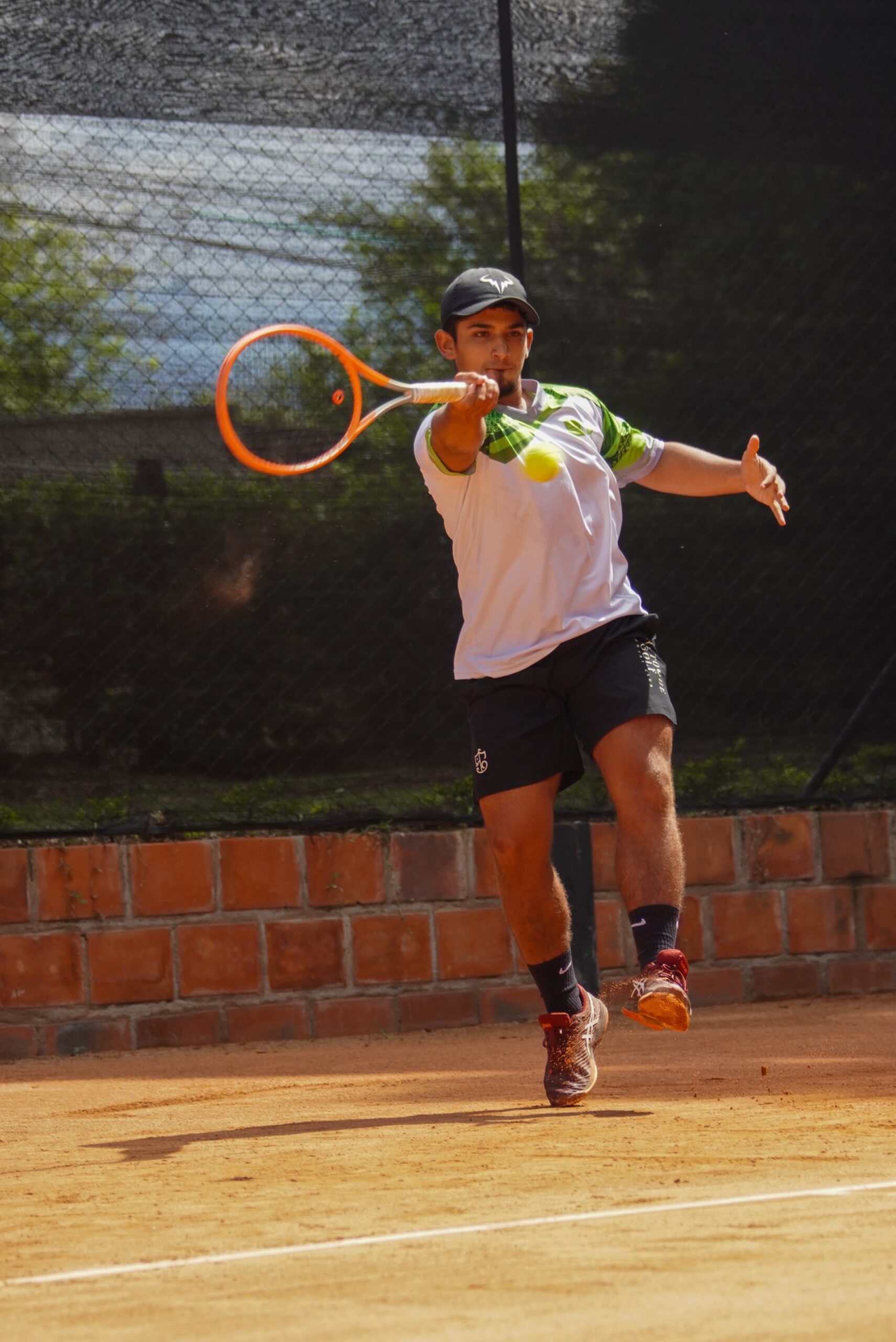 Imagen que muestra a Santiago Galvis jugando tenis.