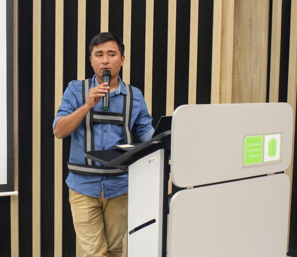 Estudiante UIS presentando el contenido de la obra de teatro.