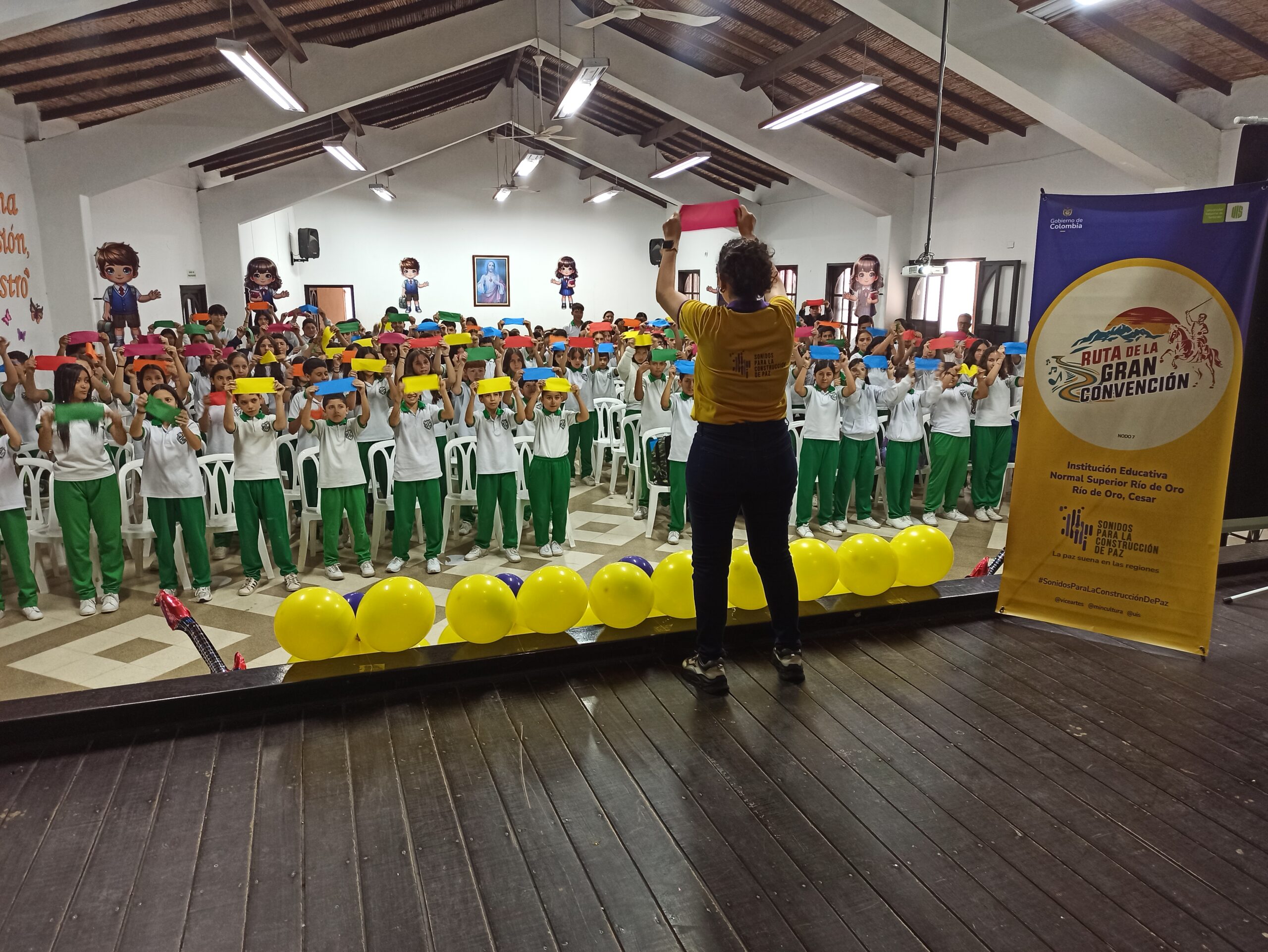 niños participando de la toma cultural