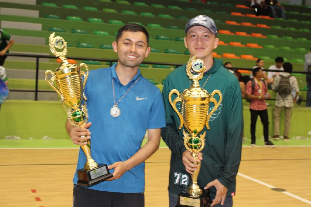 Estudiantes de la Sede Málaga con sus trofeos