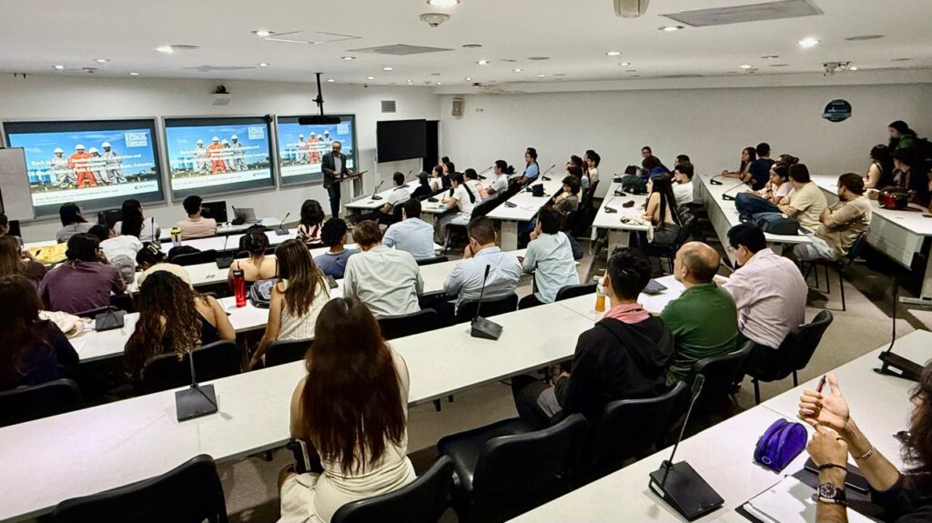 Estudiantes participantes de conferencia liderada por Frontera Energy