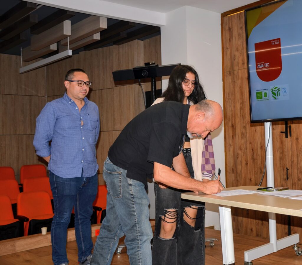 El profesor Nectalí Ariza diligenciando la documentación requerida.