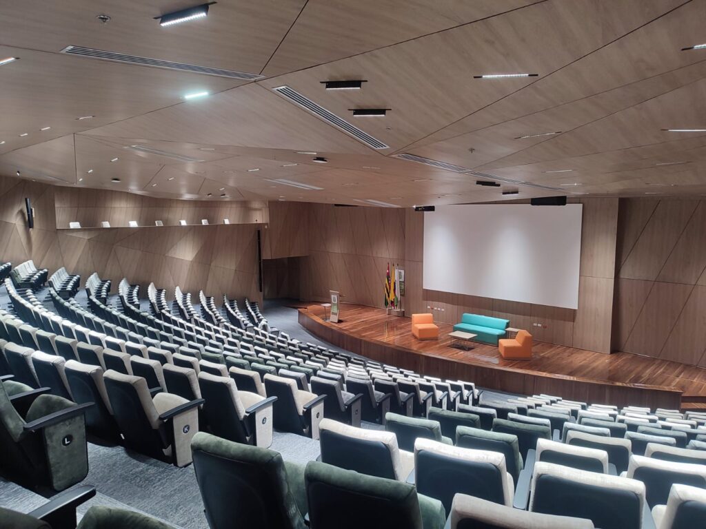 Auditorio Magistral del Complejo Científico para la Investigación de las Ciencias de la Salud y la Vida, ubicado en la Facultad de Salud de la UIS