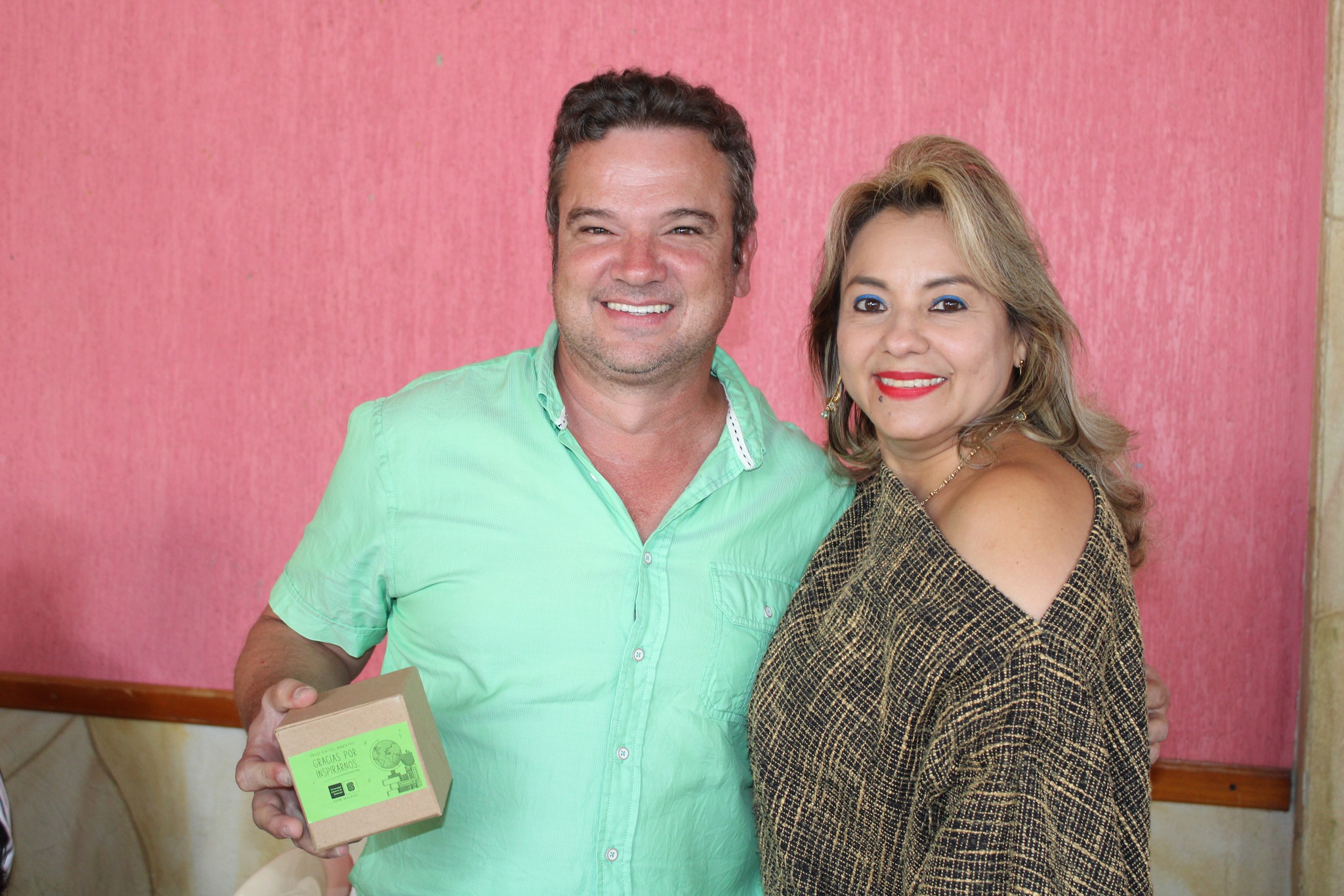 Coordinadora Deicy Delgado entregando premio a profesor Julián Botero