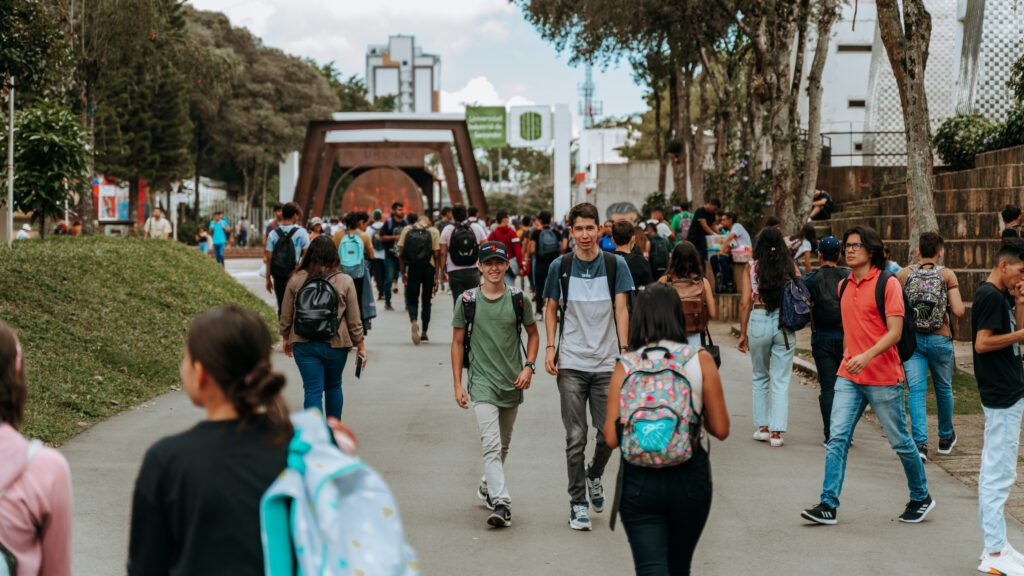 Estudiantes UIS caminando por el campus
