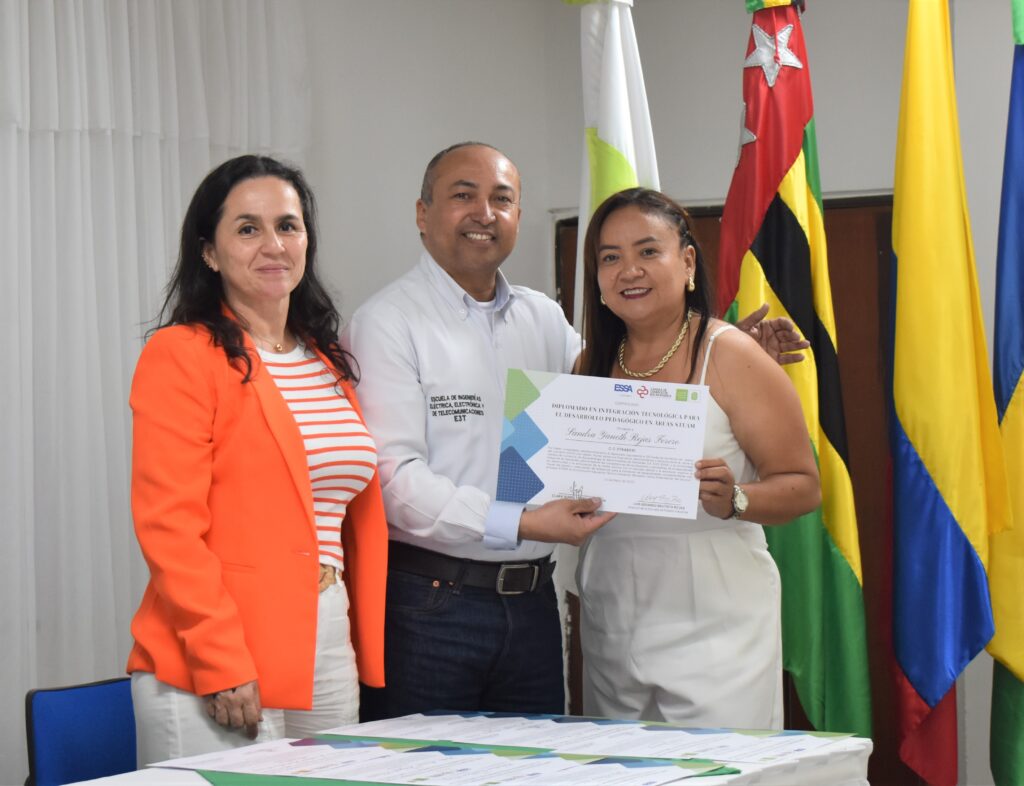 Los diplomas fueron entregados por José Alejandro Amaya Palacio, director de la Escuela E3T de la UIS.