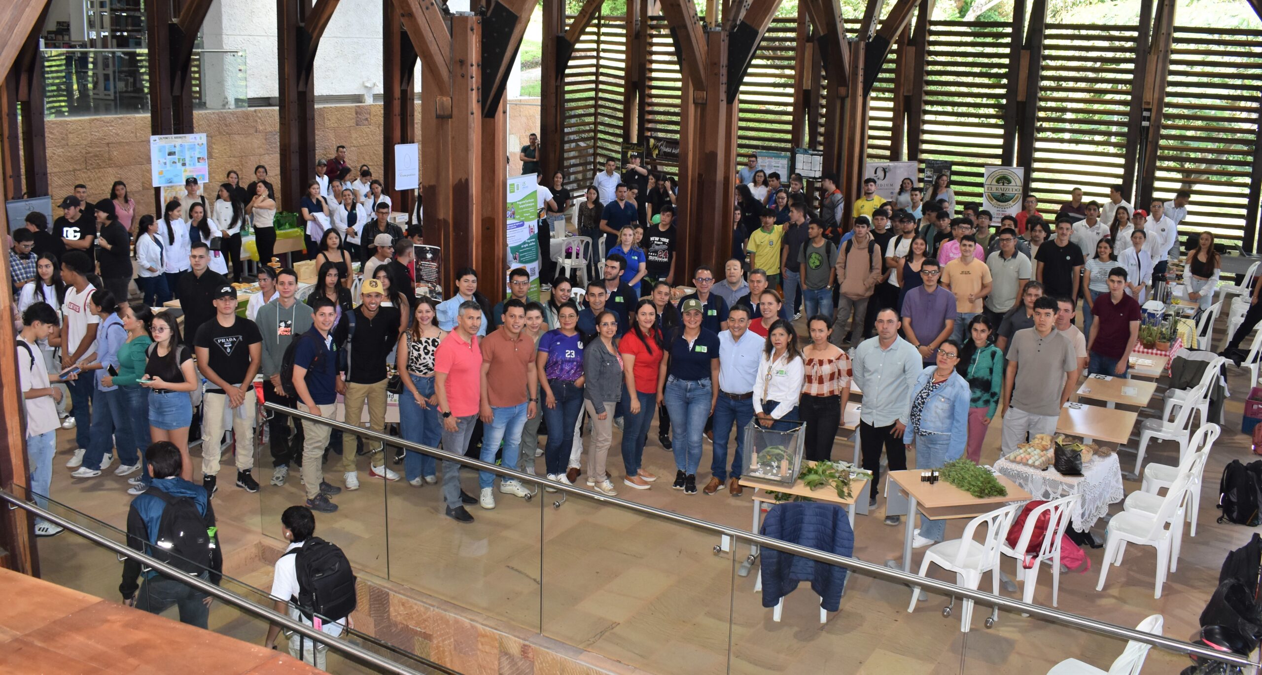 Profesores, estudiantes y directivos, participaron de la jornada de emprendedores