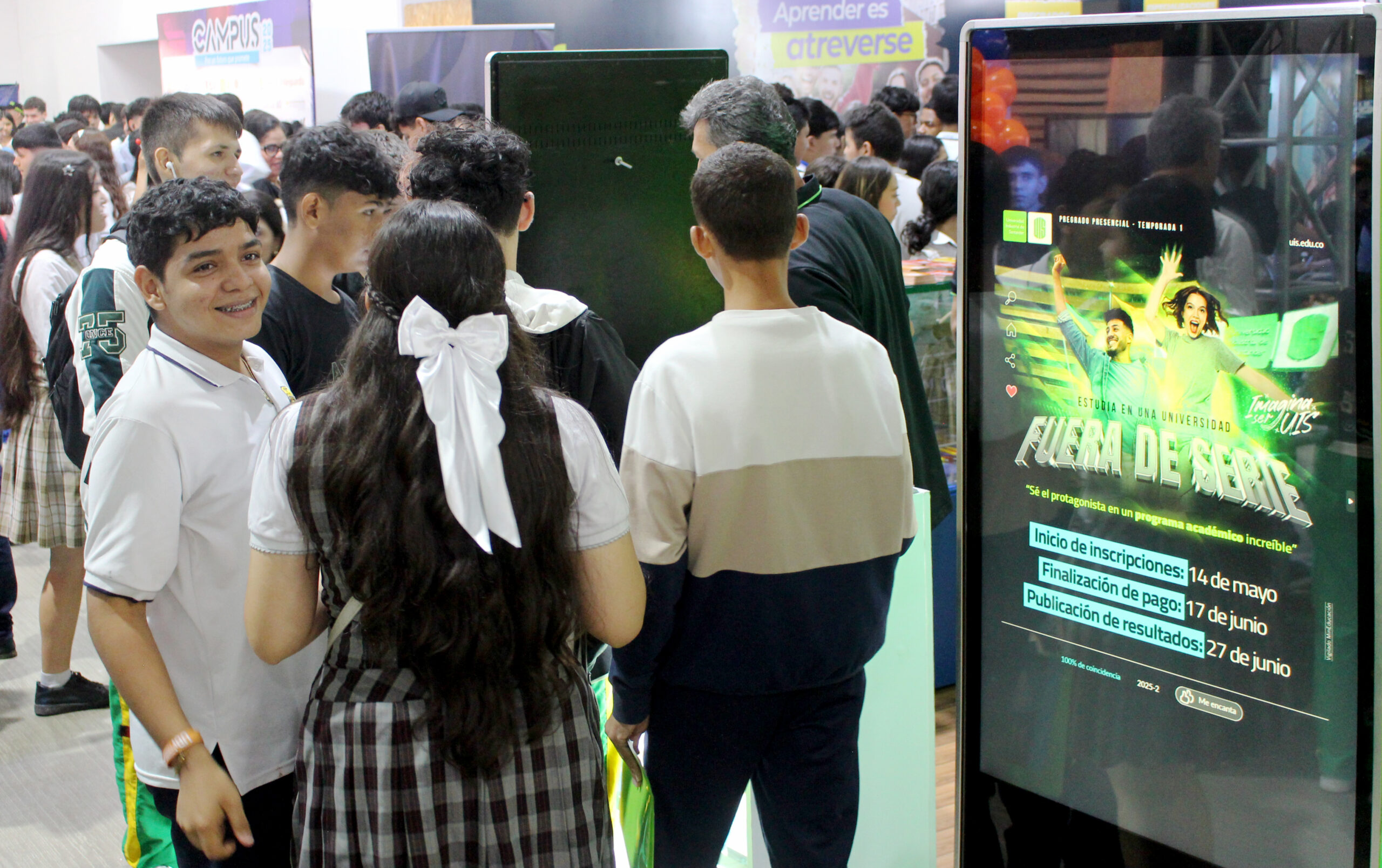 Participantes en estand de la UIS en la feria educativa campus 2025