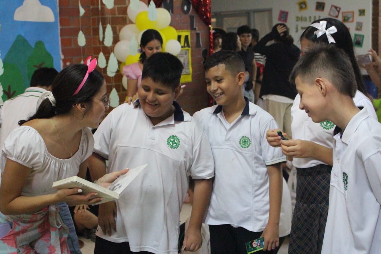 Imagen que muestra a niños participando del Festival Literario