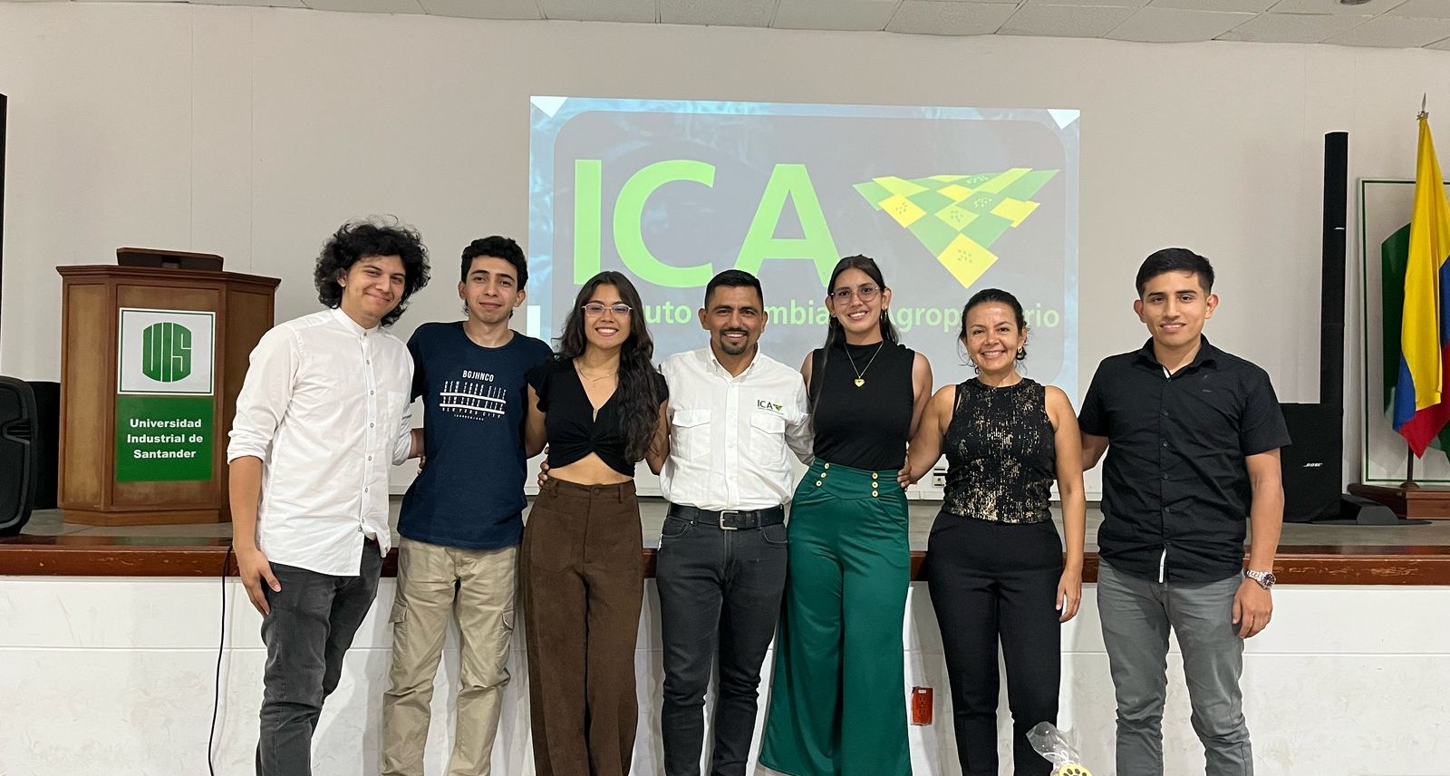 Profesora y estudiantes durante la presentación de la propuesta