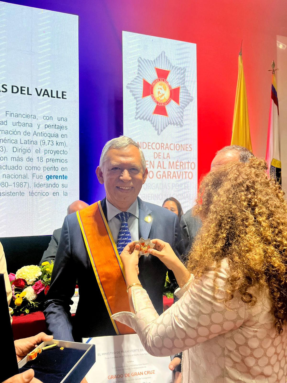 Imagen que muestra el momento de la condecoración al rector UIS.