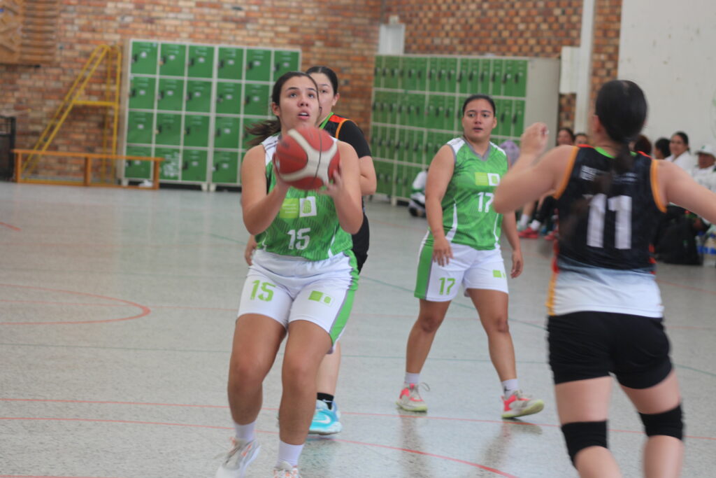 Imagen de una jugada de baloncesto femenino