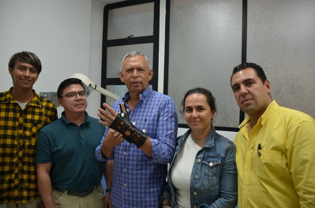 Rector Hernán Porras Díaz with members of the School of Industrial Design and UISALUD.