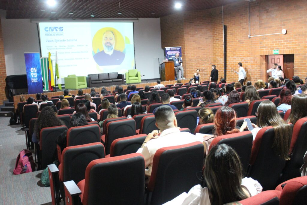 Plano general asistentes al Primer Seminario Internacional de Trabajo Social