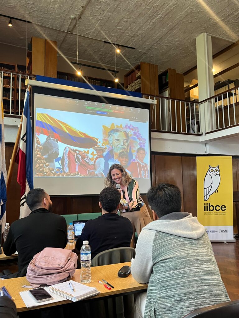 La profesora Liliana del Pilar Castro Molano impartiendo clase en Montevideo, Uruguay.
