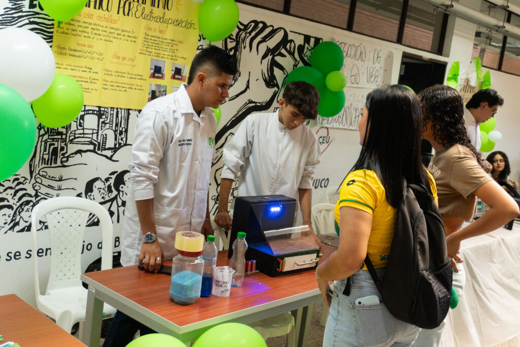estudiantes presentando sus proyectos ante la comunidad académica y en general.
