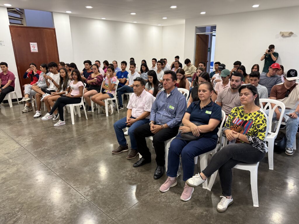 participantes se reunieron en la Sala de Exposiciones del Campus Bicentenario.