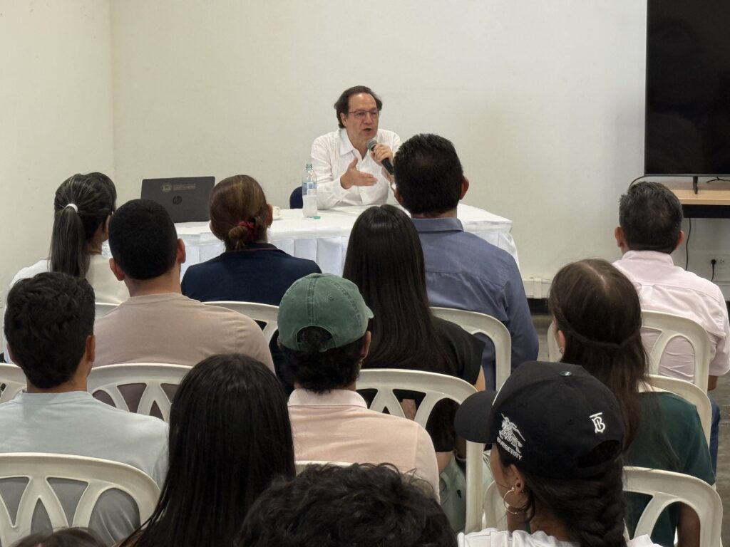 Estudiantes, administrativos, profesores y comunidad socorrana en el encuentro.