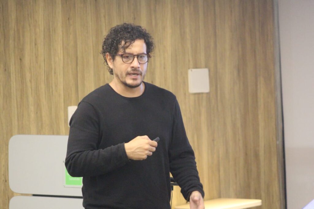 Imagen de Sergio Montoya exponiendo su proyecto.