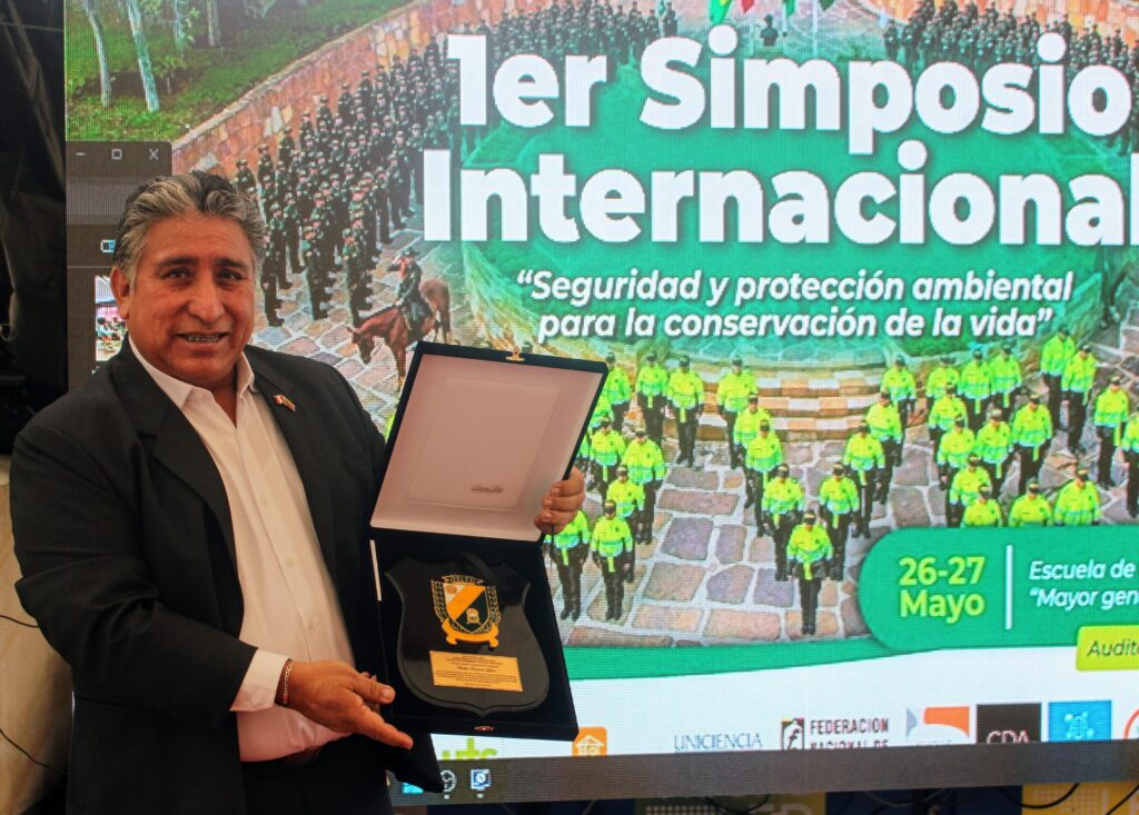 Professor Walter Pardavé with recognition for his participation in the symposium.