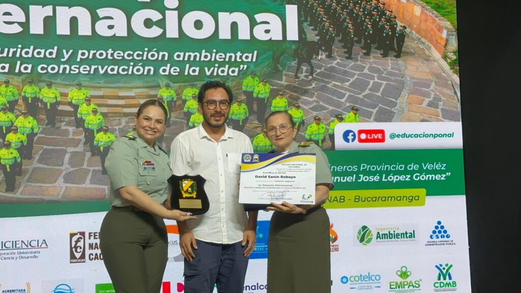 Professor David Sanín receiving a certificate for his participation as a speaker.