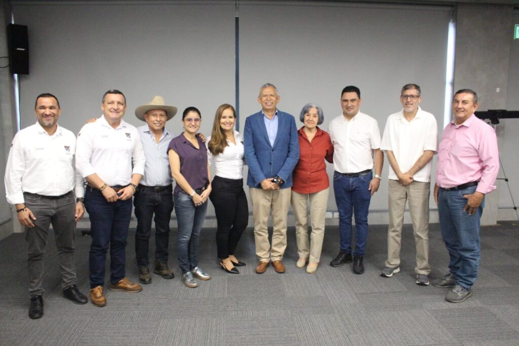 Imagen que muestra al rector Hernán Porras con los delegados del Ministerio de Educación y la Gobernación de Arauca.