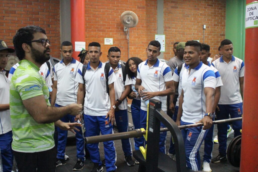 Imagen que muestra a los estudiantes de la Universidad de La Guajira en el Gimnasio UIS.