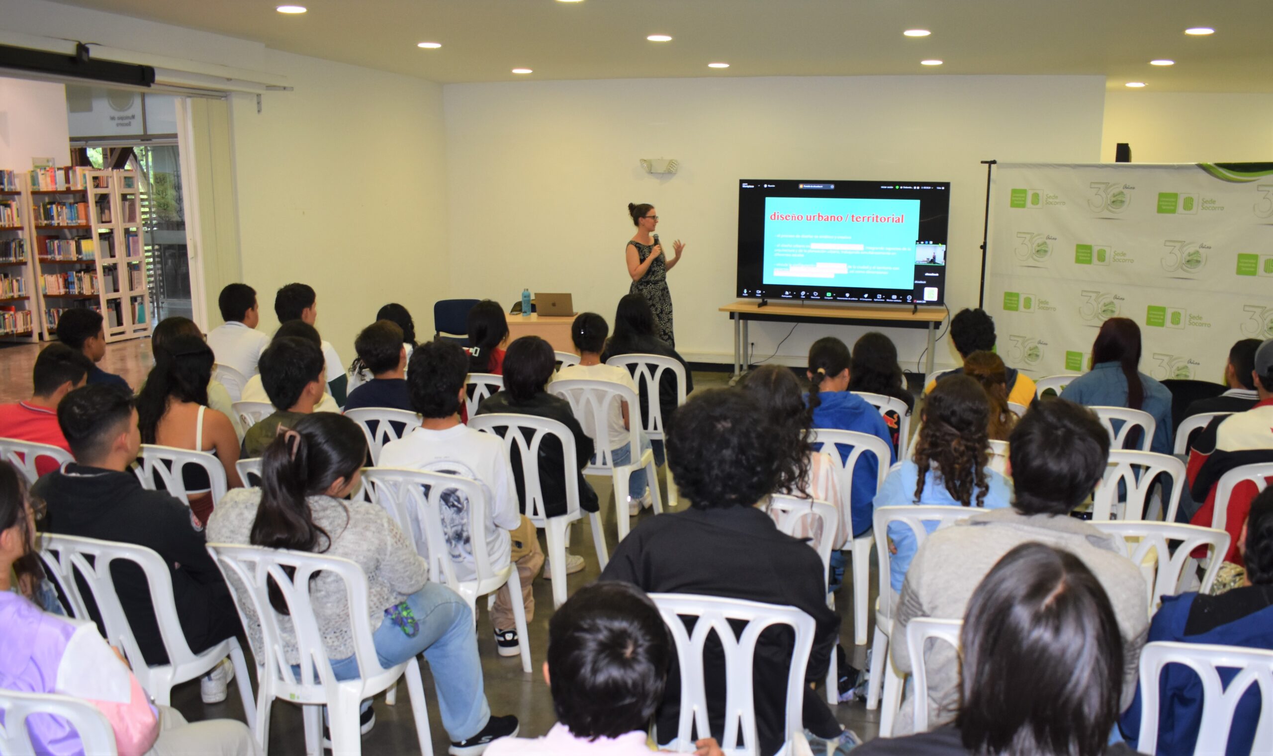 Estudiantes de Arquitectura e Ingeniería de la Construcción durante la ponencia de Elissa Diesch