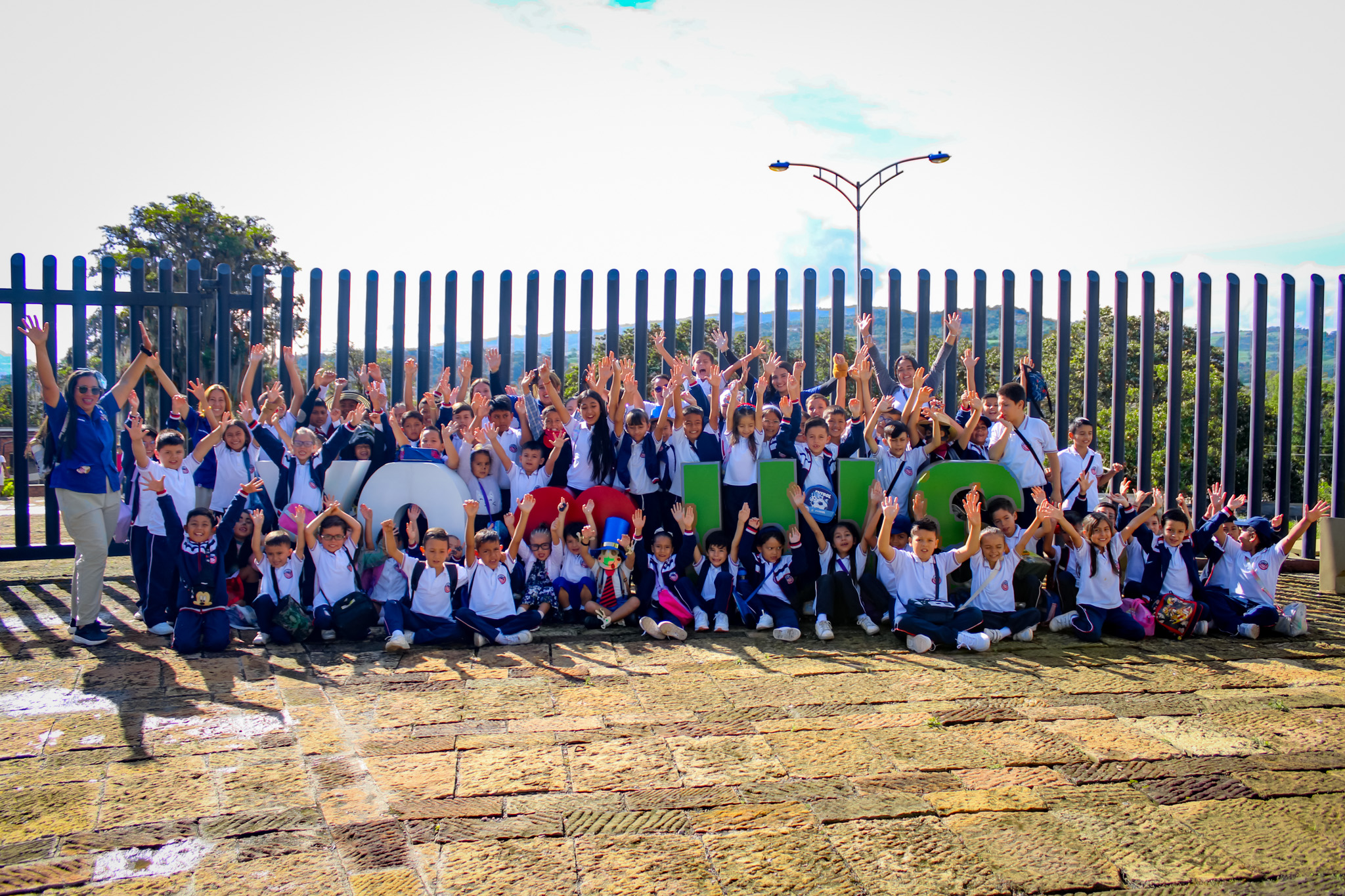Niños posan en el letrero “Yo amo a la UIS” de la Sede Barbosa