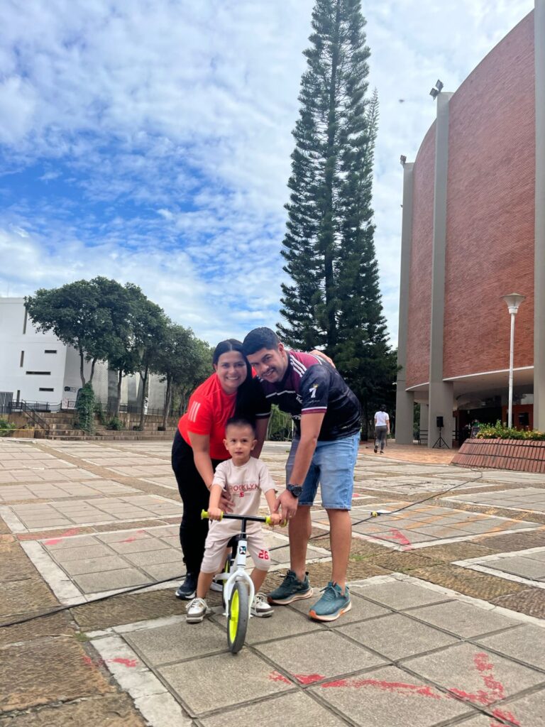 Padres de familia junto a su hijo en Vecinos y Amigos