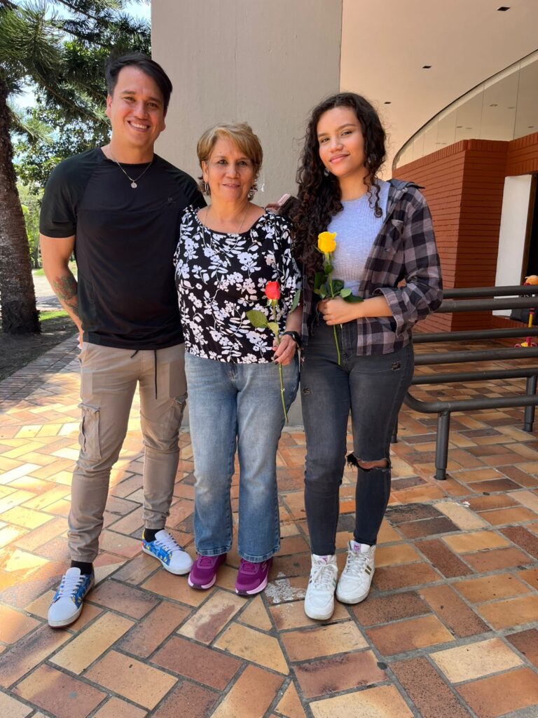 Mamá UIS con sus hijos en Vecinos y Amigos