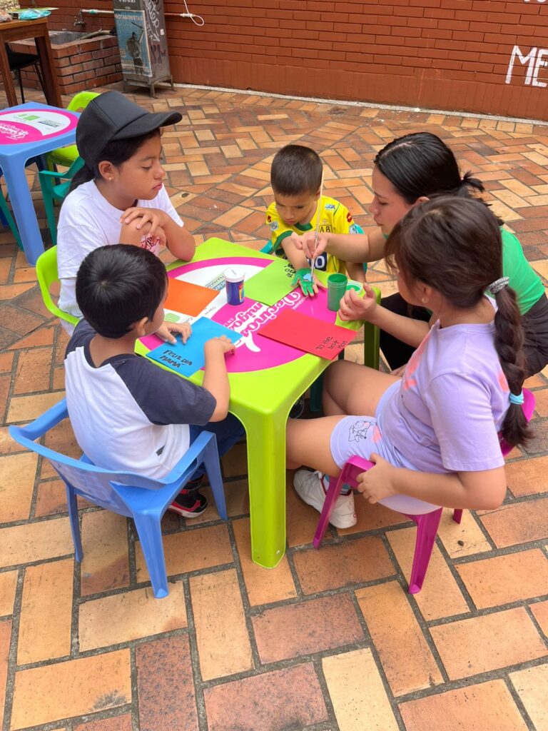 Niños disfrutando de la estación infantil en Vecinos y Amigos