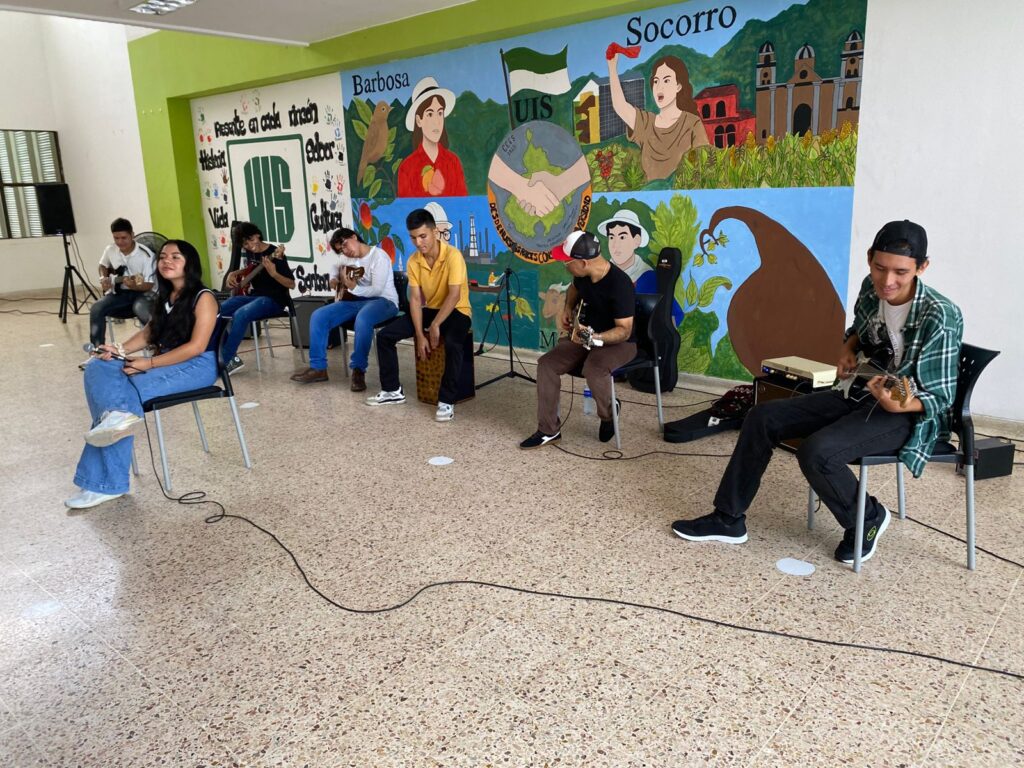 Jóvenes de agrupación musical en la Sede UIS Barrancabermeja