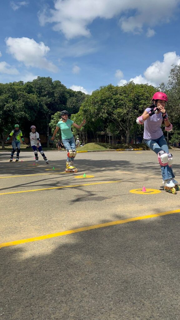 Grupo de deportistas patinando en el UIS