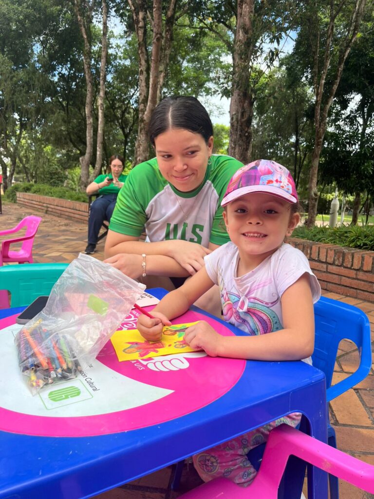 Niña junto a su mamá en la estación de arte de Vecinos y Amigos