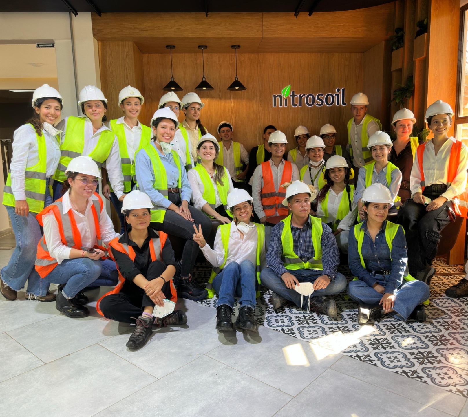Estudiantes UIS en las instalaciones de Nitrofert.