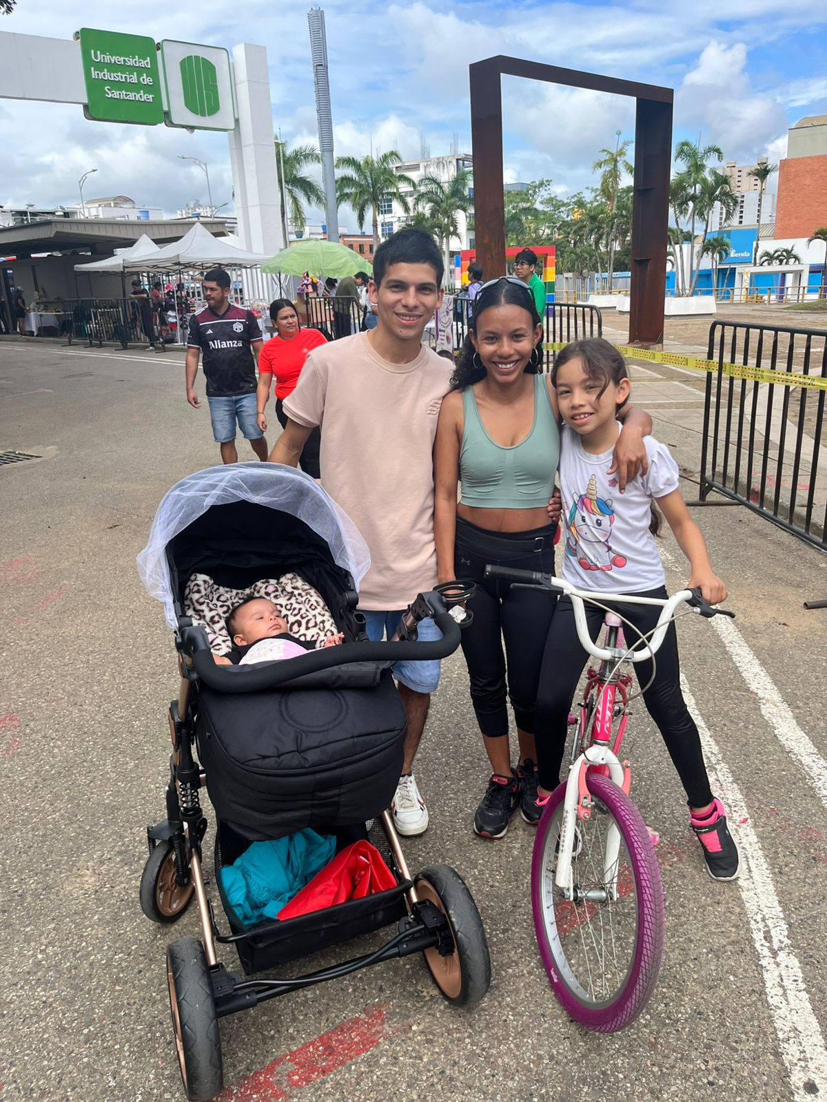 Familia visitando la UIS en el día de Vecinos y Amigos
