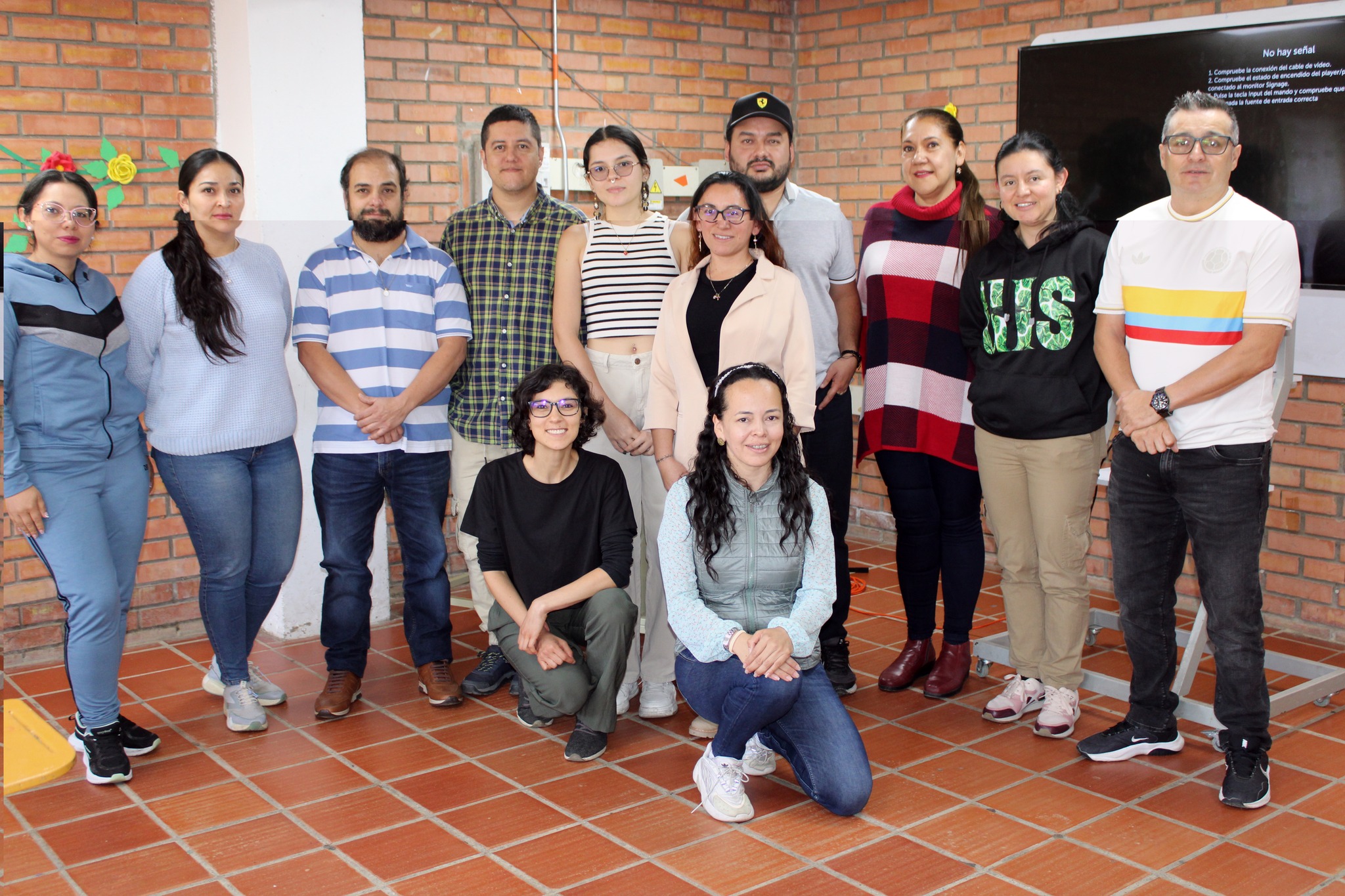 8 mujeres y 4 hombres en reunión del proyecto Racimo Orquídeas