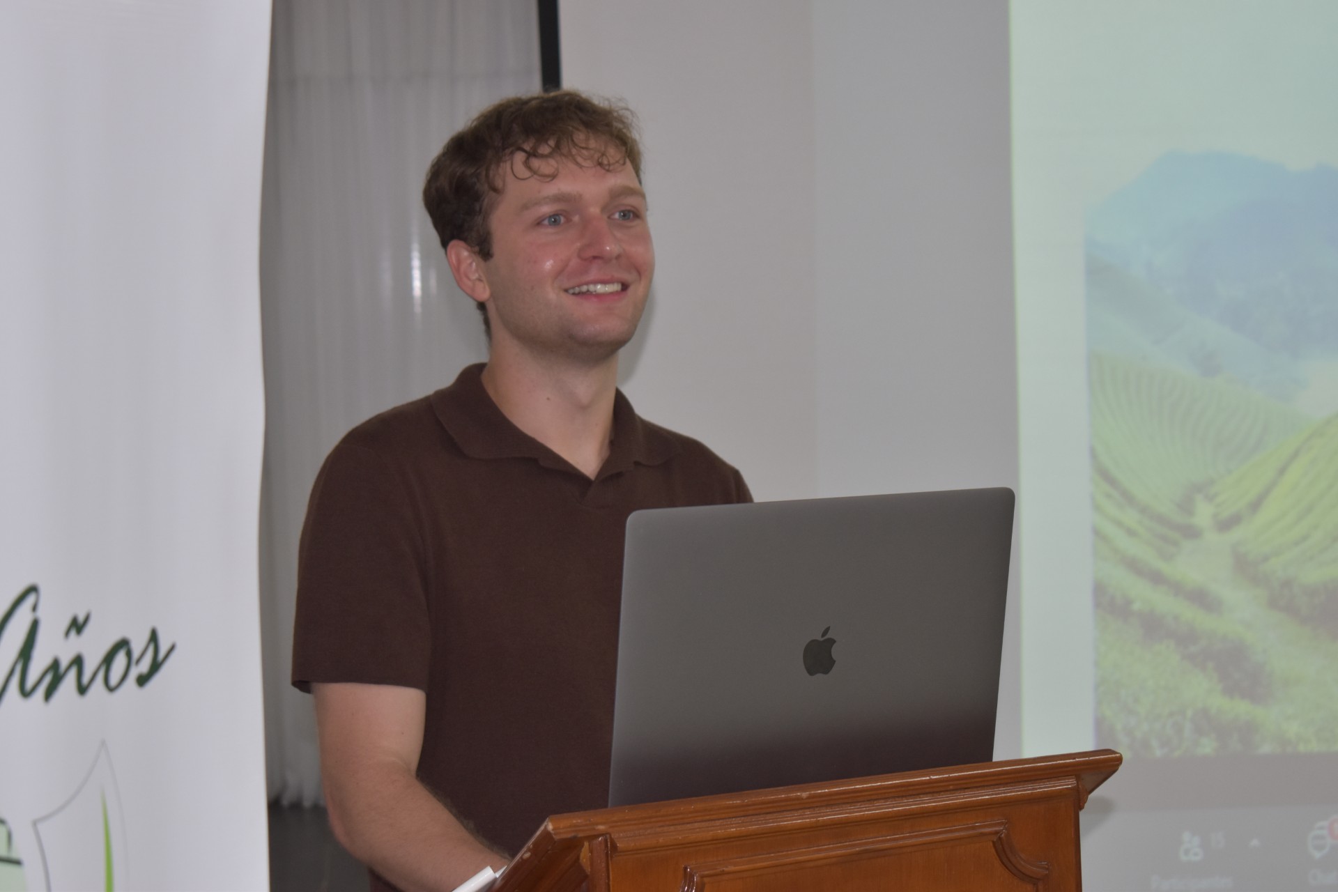 Nolan Carson, abriendo su ponencia y contando de su experiencia como voluntario de Peace Corps.