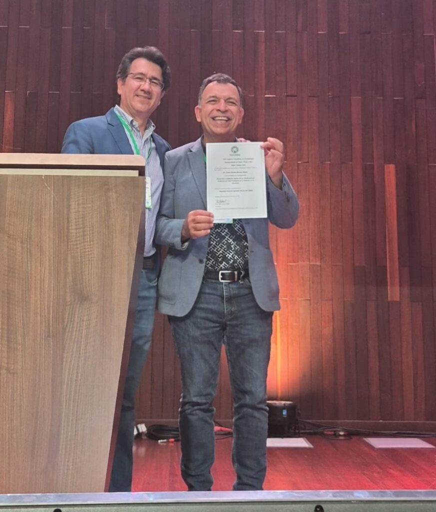 Dr. Carlos Becerra. First place in the category of free papers.