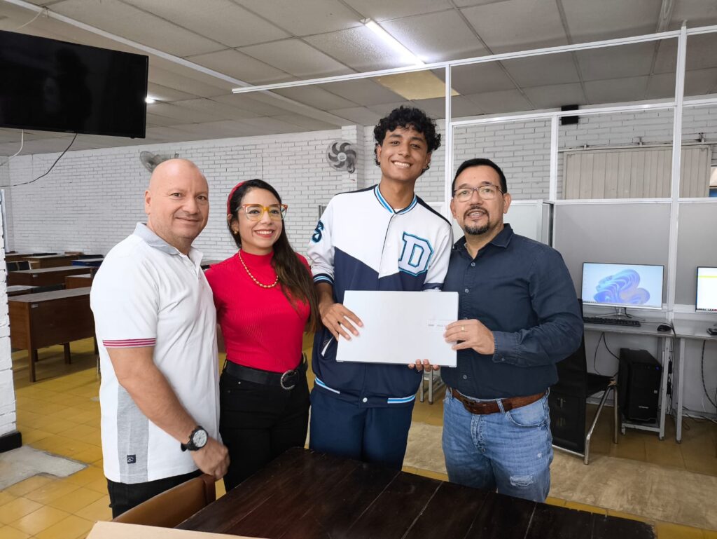 El estudiante Jofran Junior Rodríguez Quauro con su nuevo computador.