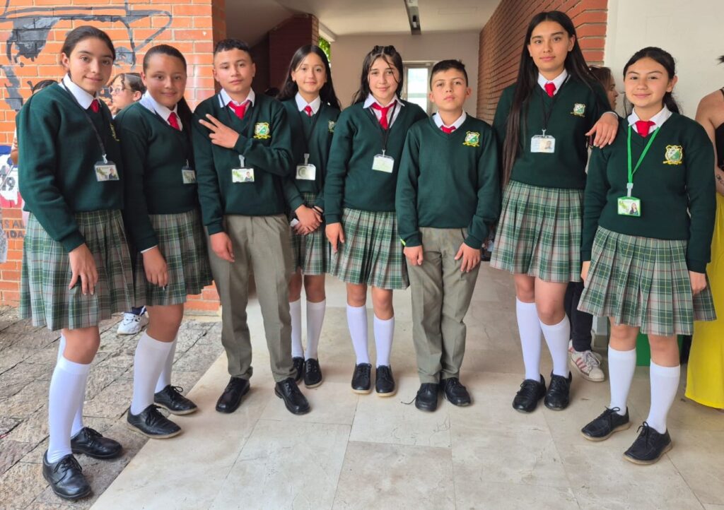 Eighth-grade students from the Cerrito Normal School were present.
