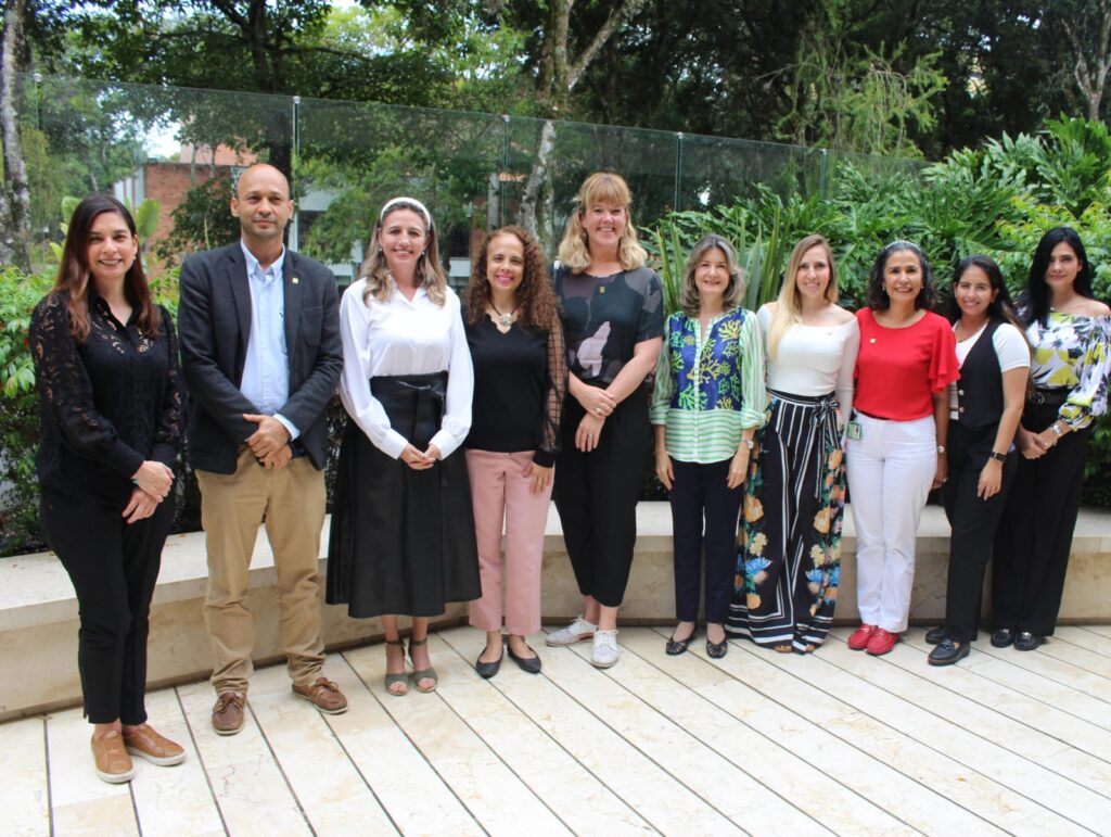 Picture of the participants of the meeting with the New Zealand ambassador.