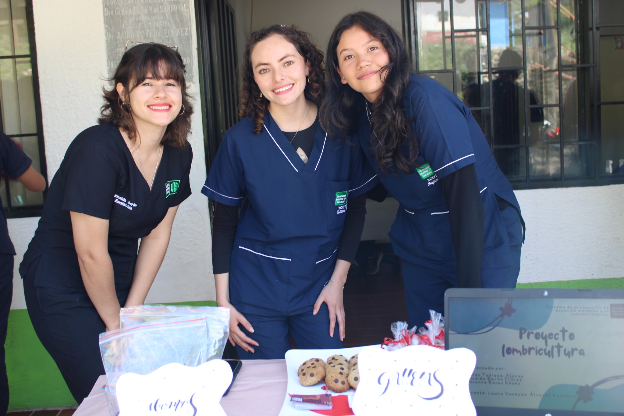 Estudiantes zootecnia emprendedoras de galletas con harina de lombriz