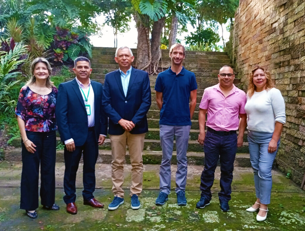 Foto grupal posesión nuevos directores escuelas de Medicina, Biología y Matemática UIS 2025.