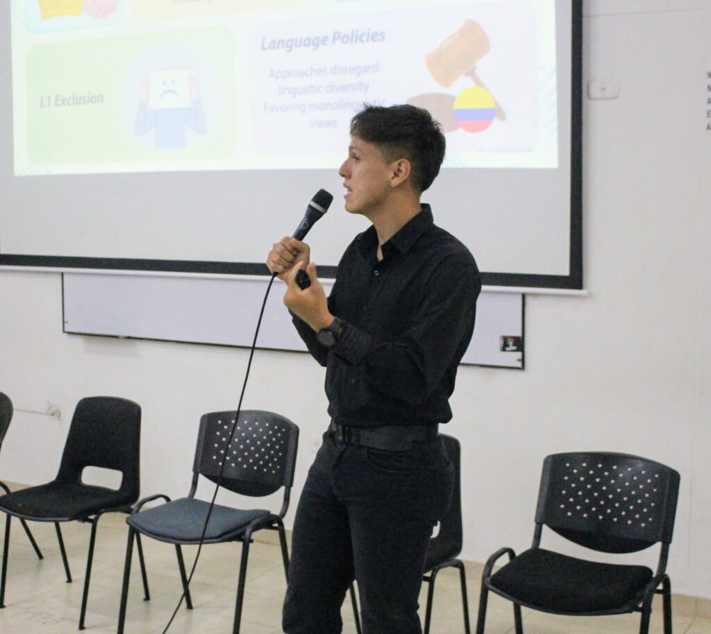 Estudiante presentando una ponencia en InvEsLec X.