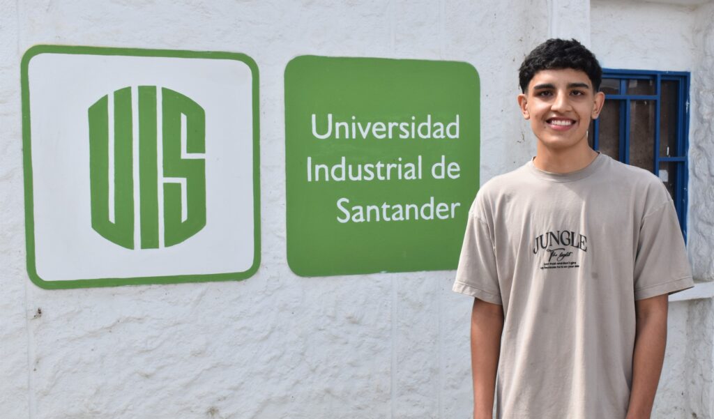 JuanDiego a la entrada de la Sede UIS Socorro