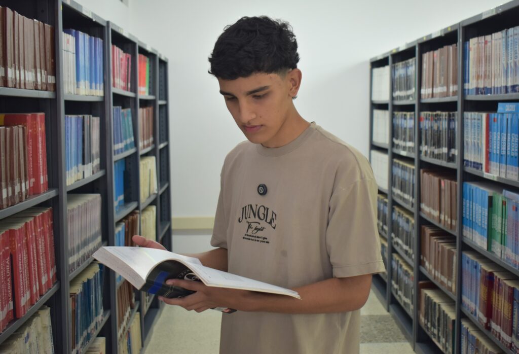 Juandiego visitó la biblioteca de la Sede Socorro y revisó algunos textos de química